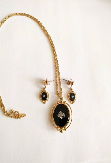 Avon 'Victorian Reversible Pendant and Earrings' simulated onyx with rhinestones, pendant reverses to Gold ~ 1983 Black Onyx Jewelry Vintage, Unique Vintage Jewelry, Antique Jewelry Silver, Pendant And Earrings Set Gold, Victorian Gold Jewelry, Gold Gothic Jewelry, Onyx Jewelry Necklace, Gold And Black Jewelry, Vintage Earrings Victorian