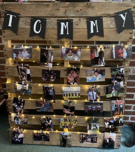 Picture Wall For Graduation Party, Senior Board Pallet, Graduation Pictures Boards Display, High School Graduation Picture Display Ideas, Graduation Party Boards, Graduation Picture Collage Ideas, Pallets For Graduation Party, Pallet Senior Picture Display, Country Themed Graduation Party