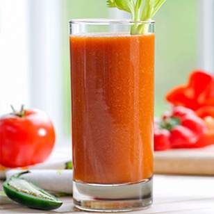 Tomato-Vegetable Juice Recipe 1 cup chopped hearts of romaine 1/4 cup chopped fresh chives 2 large tomatoes, cut into wedges 1/4 fresh jalapeño , stemmed and seeded 1 large red bell pepper, cut into eighths 2 large stalks celery, trimmed 1 medium carrot, peeled Ice cubes (optional) Vegetable Juice Recipes, Resep Smoothie, Breakfast Low Carb, Fast Life, Juicer Recipes, Beet Juice, Healthy Juice Recipes, Tomato Vegetable, Juice Recipe