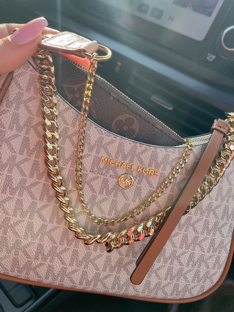 Small Purses And Handbags, Sac Michael Kors, Classy Purses, My Style Bags, Luxury Bags Collection, Handbag Essentials, Mk Handbags, Mk Purse, Girly Bags