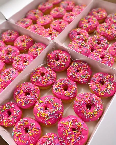 🍩✨ Delicie-se com nossos irresistíveis donuts cor de rosa inspirados nos famosos donuts do Simpsons! Uma explosão de sabor e diversão em cada mordida. Venha experimentar a magia da Sabrina Donuts! 🌈 #donutsgourmet #doce #donuts #aparecidadegoiania #adocelentes #aparecidadegoiania #crianças Food Business Ideas, Food Business, Sweet Moments, Mini Donuts, Cake Donuts, May 22, Donuts, Baking, Cake