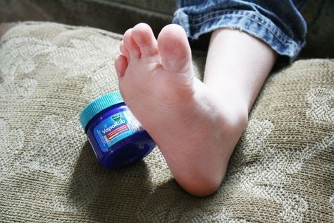 Rub Vicks on the bottom of your feet then put on socks before bed to ease a bad cough. Vic Vaporub, Vapo Rub, Vicks Vapor Rub, Best Cough Remedy, Bad Cough, Vicks Vapor, How To Stop Coughing, Vicks Vaporub Uses, Uses For Vicks