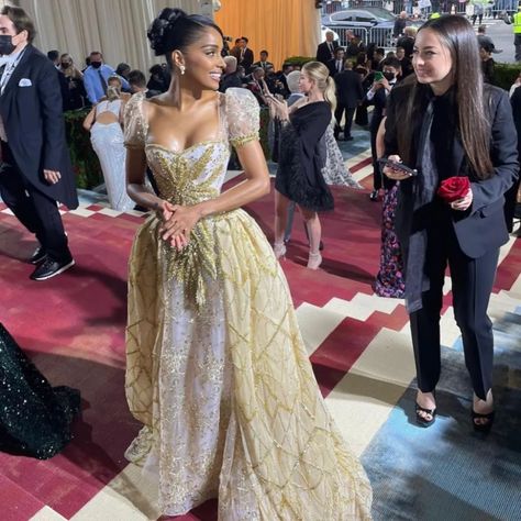 Met Gala 2022 Best Looks – fashionmommy's Blog Met Gala Dresses, Gala Outfit, Gold Gown, Gala Dresses, Fancy Dresses, Sleeveless Formal Dress, Red Carpet, Flapper Dress, Nice Dresses