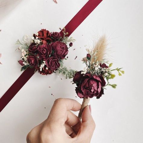 Maroon Corsage, Navy Red Wedding, Burgundy Corsage, Wedding Decor Themes, Wine Wedding Flowers, Elegant Boutonniere, Boutonniere And Corsage, Red Corsages, Corsage Wristlet