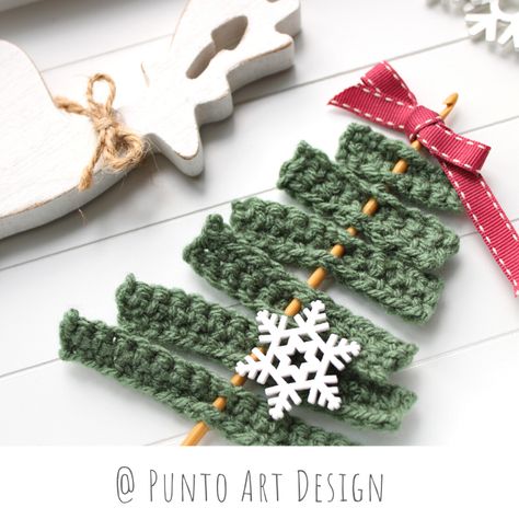 Christmas Tree With Crochet Strips ⋆ Free Crochet Patterns ⋆ Punto Art Design ⋆ Simple Xmas Tree, Zig Zag Crochet, Wooden Crochet Hooks, Crochet Pattern Instructions, Crochet Christmas Trees, Tree Free, Crochet Diagram, Crochet Hook Sizes, Tree Patterns