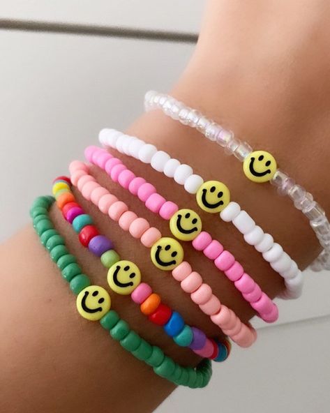 Smiley Face Beads Bracelet, Smiley Face Beaded Jewelry, Single Bead Bracelet, Braslet Ideas Clay Beads, Smiley Face Accessories, Smiley Face Bracelets, Smiley Face Bracelet Ideas, Bracelet Ideas Small Beads, Letter Beads Ideas