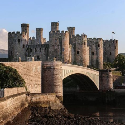 Conwy Castle, North Wales. Conwy Castle, Dream Architecture, Welsh Castles, Castles In Wales, Visit Wales, Beautiful Castles, Travel Brochure, North Wales, Jolie Photo