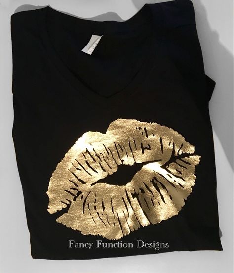 Black and gold lips shirt, love the shine on this. @fancyfunctiondesigns Black And Gold T Shirt Design, Leopard Print Vinyl Shirt Ideas, Cute Leopard Print Vinyl Shirts, Cheap Black T-shirt With Glitter Print, Leopard Lips Shirt, Lips Shirt, Gold Lips, T Shirt Painting, Black White Outfit