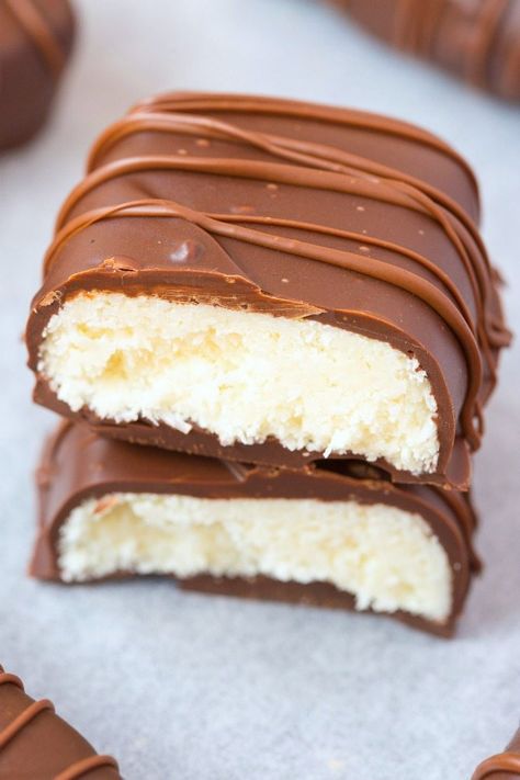 Homemade No Bake Bounty Protein Bars (V, GF, Paleo)- Easy, fuss-free and delicious, this healthy protein packed candy bar copycat combines coconut, chocolate and protein in one! {vegan, gluten free, low carb recipe}- thebigmansworld.com Paleo Easy, Paleo Protein Bars, Coconut Protein, Protein Bars Homemade, Protein Bar Recipes, Coconut Chocolate, Protein Bar, Healthy Protein, Sem Lactose