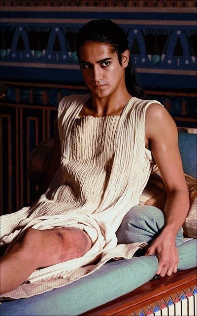 Egyptian Clothing Men, Ancient Egyptian Fashion, Ancient Egyptian Clothing, Ancient Egypt Aesthetic, Greek God Costume, Egyptian Man, Egyptian Men, Anime Egyptian, Greek Men