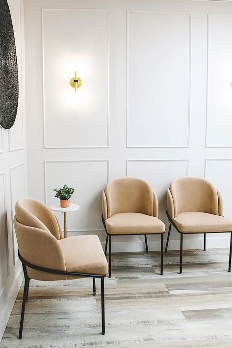 Beautiful Doctors Office, Doctors Waiting Room Reception Areas, Spa Waiting Area Chairs, Natural Clinic Interior Design, Interior Design Medical Office, Medical Wellness Clinic, Doctor Reception Area, Medical Spa Waiting Room, Reception Chairs Office Waiting Area