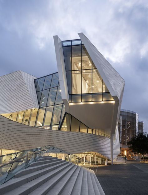 Morphosis Architecture, Terracotta Exterior, Art Museum Architecture, Morphosis Architects, Exhibition Building, Plans Architecture, California Living, Best Architects, Zaha Hadid Architects