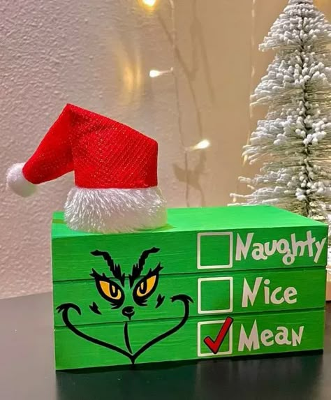 Grinch Centerpiece, Christmas Wood Crafts To Sell, Grinch Treats, Cricut Craft Ideas, Wood Crafts To Sell, Cricut Keychains, Grinch Ideas, Diy Grinch, Dollar Tree Cricut