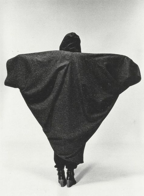 ankosv: cocoon coat, issey miyake fall winter 1976/77 Neo Punk, Yiqing Yin, Western Travel, Cocoon Coat, Archive Fashion, Mode Inspiration, Issey Miyake, Fashion History, Fashion Essentials