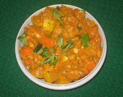 Indian Recipes - Yellow Squash Curry Homemade Chapati, Hubbard Squash, Simple Indian Recipes, Squash Curry, Curry Yellow, Vegetarian Gravy, Small Potatoes, Recipes Spicy, Curry Indian