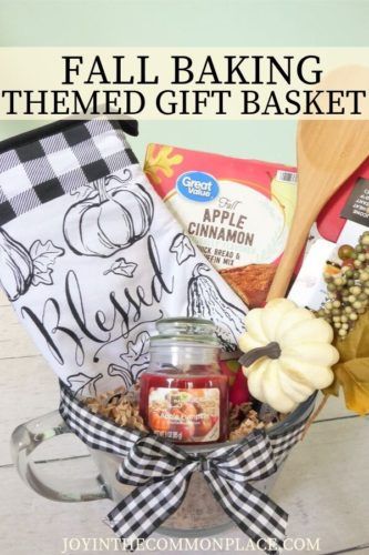 Are you looking for Fall themed gift ideas? Learn how to put together a simple Fall baking themed gift basket. It'd be the perfect gift for a friend or housewarming gift. Gift Ideas | Hostess Gift | Fall Theme | Gifts | Fall Gift Ideas | Housewarming Party | Bridal Shower Ideas | Bridal Gift | #giftideas #giftbasket #fallgiftideas #creativegiftideas #baking #fallbaking #kitchen Baking Gift Basket, Fall Hostess Gifts, Themed Gift Ideas, Fall Party Favors, Baking Basket, Fall Gift Baskets, Raffle Basket, Boyfriend Gift Basket, Best Gift Baskets