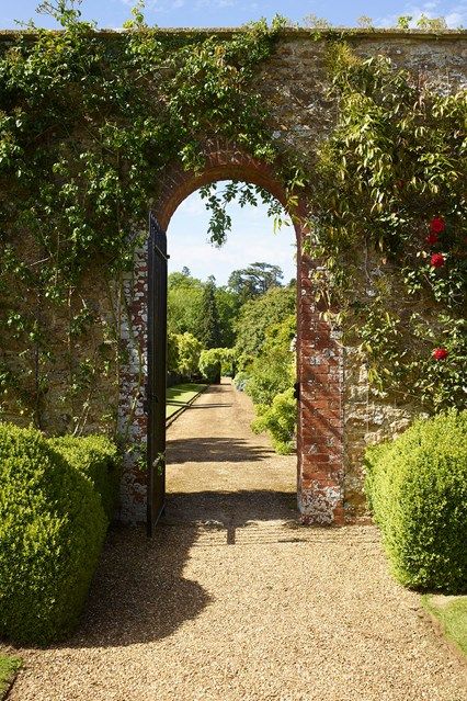 Soften a Wall With Climbers, clematis and roses- in Country Garden Design Ideas - how to a create a well-planned herbaceous border and farmhouse or cottage look. Traditional Garden Design, Brick Archway, Country Garden Design, Garden Archway, Easy Landscaping, Walled Garden, English Country Gardens, Landscape Plans, Traditional Garden