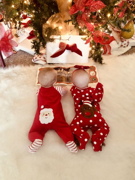 Red Christmas Pictures Family, Christmas Ideas Kids Crafts, Family Christmas Pictures With Twins, Christmas Pictures Of Baby, Sister And Brother Christmas Pictures, Twin Christmas Photos, Christmas For Kids Crafts, Baby Christmas Photos At Home, Christmas Twin Photoshoot