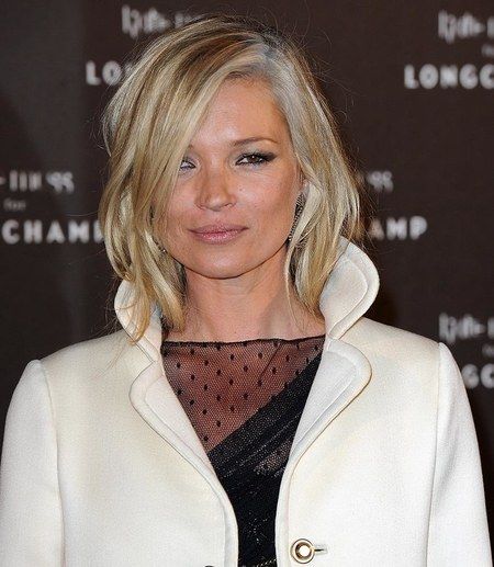 Embrace the gray. Grey Hair Celebrities, Kate Moss Hair, Celebrity Short Hair, Kate Moss, Grey Hair, Silver Hair, Bobs Haircuts, Bob Hairstyles, Hair Trends