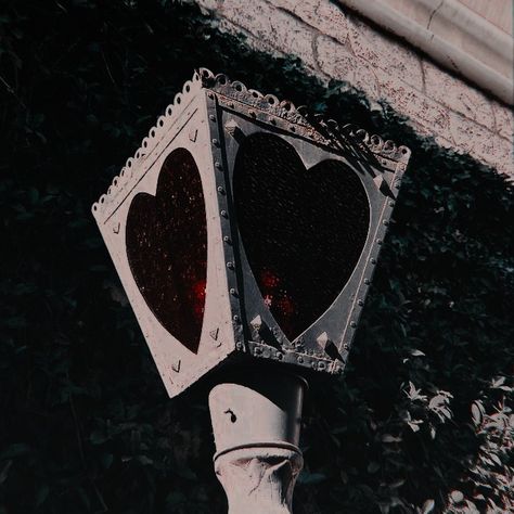 ☆★ 𝙩𝙖𝙜𝙨: #aesthetic #red #scenery #city #romance #korean #japanese #cute #grunge #vintage #polarr #filter #dark #icon Red Scenery, Hearts Aesthetic, Queen Of Hearts Card, Dark Alice In Wonderland, Alice In Wonderland Aesthetic, Scene Aesthetic, Cute Grunge, Alice Liddell, Alice Madness