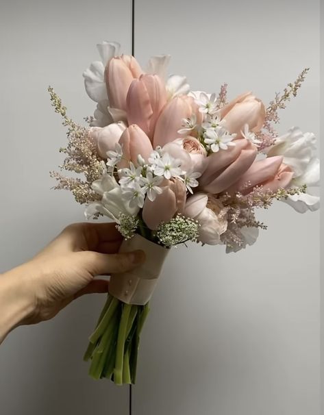 Bridal Bouquet Ideas Tulips, Simple Wedding Boquet Idea, Engagement Flowers Bouquet Simple, Tulips Hand Bouquet Wedding, Tulips Bride Bouquet, Modern Pink Bridal Bouquet, Bouquet Of Tulips Wedding, Aesthetic Bridal Bouquet, Bridal Simple Bouquet