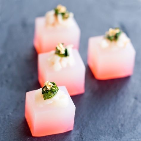 Martini Jello Shots, Martini Flavors, Lychee Cocktail, Martini Recipes Vodka, Lychee Martini, Martini Ingredients, Jelly Shots, Jello Shot Recipes, Liqueurs Recipes