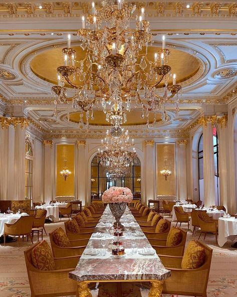 Black Marble Floor, Luxury Restaurant Interior, Plaza Athenee, Restaurants In Paris, Dream Wedding Decorations, Dining Room Seating, Beautiful Dining Rooms, Dining Hall, Large Dining Room