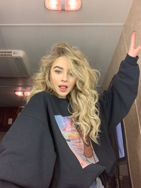 2019 Sabrina Carpenter selfie to promote The Singular Tour <Twitter> Sabrina Carpenter Style, Sabrina Carpenter Outfits, Foto Poses, Clipuri Video, Girl Meets World, Sabrina Carpenter, Hair Goals, To Meet, Role Models