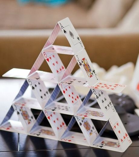 card pyramid for table decoration Game Night Decorations, Tea Party Centerpieces, Celebration Dinner, Office Halloween, Mad Hatter Party, Casino Decorations, Birthday Dinner Party, Vegas Party, Diwali Party