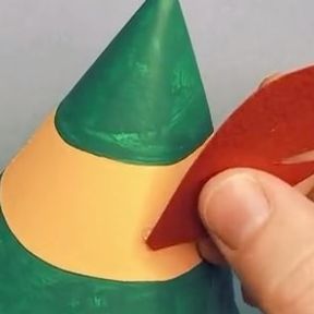 Timm Sevitz on Instagram: "This DIY Elf paper plate party hat is an easy christmas craft for little kids to make. This would be so fun for a holiday party activity, or an Elf themed craft activity. Make a DIY Buddy the Elf costume. Buddy the elf craft, elf movie craft idea, easy diy christmas crafts for kids #elf #christmascrafts #kidscrafts #easycraft #buddytheelf #christmasmovies" Elf Movie Crafts For Kids, Elf Hats Craft For Kids, Elf Hat Template, Elf Hat Craft, Buddy The Elf Costume, Diy Christmas Crafts For Kids, Easy Diy Christmas Crafts, Elf Craft, Holiday Party Activities