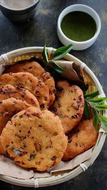 Quick and Easy Maddur Vada Recipe in Just 5 Steps Maddur Vada, Vada Recipe, Coconut Chutney, Light Snacks, South Indian Food, Curry Leaves, Rice Flour, Yummy Snacks, Paneer