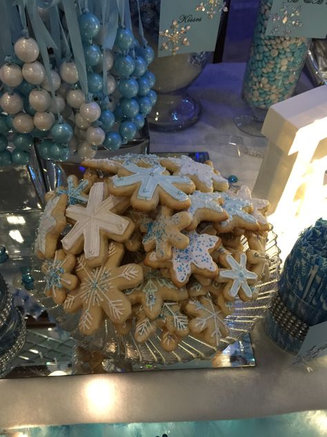 Light Blue And White Sweet 16, Winter Wonderland Themed Food, Winter Wonderland Candy Table, Winter Wonderland Cake Table, Winter Wonderland Desserts, Ice Theme Sweet 16, Winter Wonderland Party Favors Sweet 16, Winter Wonderland Dessert Table, Bar Centerpieces