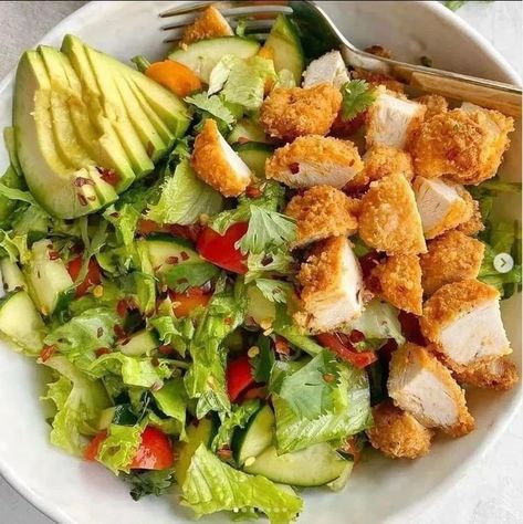 Free keto recipe book click visit Chicken Chopped Salad, Makanan Diet, Healthy Food Dishes, Diet Keto, Diet Meal Plans, Keto Meal Plan, Keto Diet Recipes, Chicken Breasts, Chicken Salad