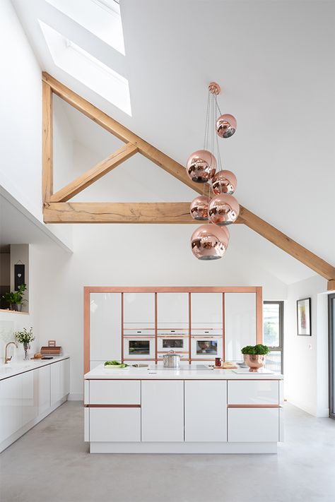 White Kitchen Design Metallic Kitchen, White Kitchen Inspiration, White Gloss Kitchen, Kitchen Handle, Large Open Plan Kitchens, Rose Gold Kitchen, Lemon Kitchen Decor, Question To Ask, Gloss Kitchen