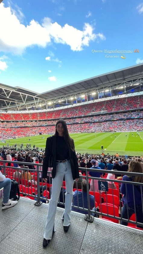 Soccer Stadium Outfit Women, Football Stadium Outfit, Stadium Outfit Women, Stadion Outfit, Stadium Photo Ideas, Football Wag Aesthetic, Soccer Girlfriend, Football Girlfriend, Footballers Wives