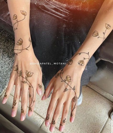 Simple Henna Design, Back Hand Henna, Tattoo On The Back, Small Henna Designs, Cute Henna Designs, Cute Henna Tattoos, Henna Style Tattoos, Jagua Henna, Small Henna