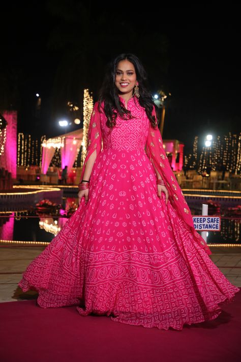 Indo western floor length bandhani gown with extra long flared sleeves Lehriya Gown Designs, Pink Bridal Wear, Bandhani Gown, Stylish Sleeves, Long Blouse Designs, Indo Western Gown, Choli Dress, Bandhani Dress, Video Design