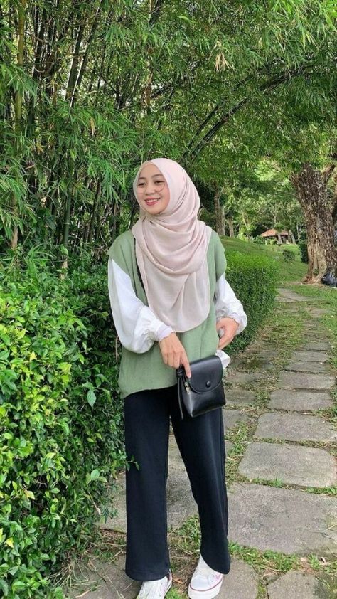 Ootd Syari Casual, Outfit Idea Hijab, Malaysian Hijab Style, Minimal Outfit Ideas, Muslim Outfit Ideas, Softgirl Outfits, Outfit Ideas Hijab, Fesyen Islam, Muslimah Style