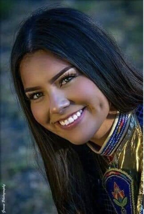 Beautiful  smile American Indian Girl, Native American Woman, Native American Pictures, Native American Photos, Native American Peoples, Native American Heritage, American Woman, Native American History, Native American Culture