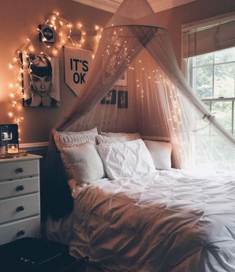 Romantic Bedroom Design, Lights Bedroom, Diy Canopy, Teen Girl Room, Dekorasi Kamar Tidur, Bohemian Bedroom Decor, Romantic Bedroom