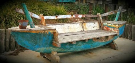 Bench made out of an old wooden boat Repurposed Boat, Garden Bench Seat, Boat Furniture, Boho Seating, Hamptons Beach House, Garden Bench Seating, Coastal Hamptons, Food Park, Boat Decor