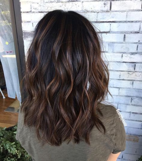 Chocolate Brown Hair Color, Medium Layered Haircuts, Chocolate Brown Hair, Wavy Haircuts, Brown Hair Balayage, Brown Balayage, Brown Highlights, Balayage Brunette, Penteado Cabelo Curto