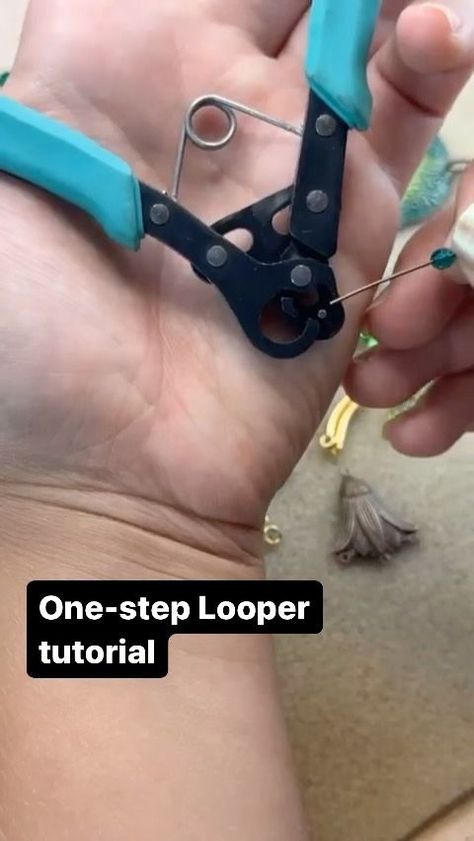 One Step Looper Diy Jewelry, Jewelry Techniques Step By Step, One Step Looper, Backless One Piece Swimsuit, Wire Wrapping Diy, Wire Wrapped Jewelry Diy, Jewelry Making Kits, Beading Tutorial, Diy Making