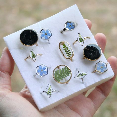 Resin Jewerly, Botanical Resin, Resin And Wood Diy, Flower Resin Jewelry, Terrarium Jewelry, Resin Jewelry Diy, Resin Jewelry Making, Epoxy Resin Crafts, Diy Resin Art