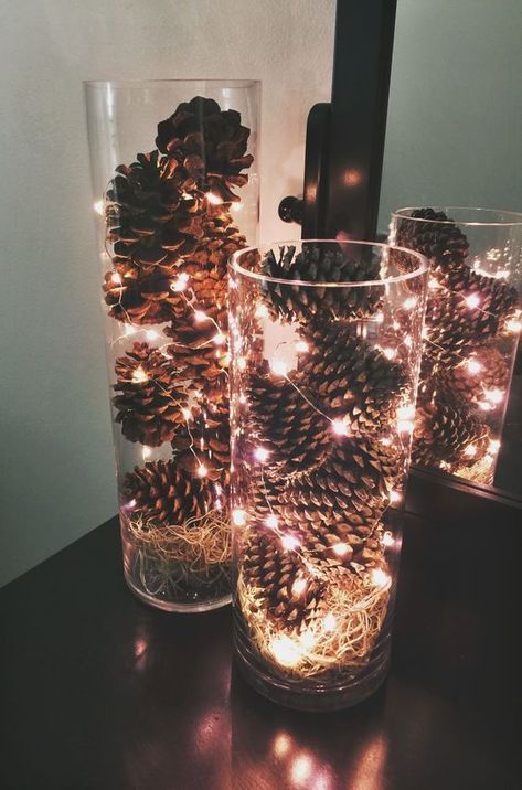 Live Pinecones with battery-powered twinkle lights in Glass cylinder Vases with live Spanish Moss Cute Diy Crafts, Cones Diy, Jul Diy, Winter Wedding Centerpieces, Christmas Pine Cones, Christmas Decorations Cheap, Easy Diy Decor, Pine Cone Decorations, Diy Christmas Decorations