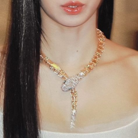 Bvlgari Necklace Snake, Lisa Necklace, Butterfly Feeling, Beaded Necklace Outfit, Lisa Fashion, Kpop Details, Bvlgari Necklace, Necklace Outfit, Luxurious Lifestyle