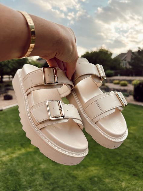 Affordable summer sandals, comfy, cute. Sandals Comfy, Latest Shoes, Summer Sandals, Shoe Obsession, Sandals Summer, Sandals, Cream