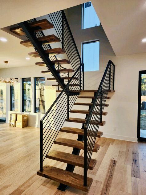 Iron Staircase Railing, Industrial Stairs, Open Stairs, House Mediterranean, Staircase Design Modern, Staircase Railing, Stairs Design Interior, Iron Staircase, Stairs In Living Room