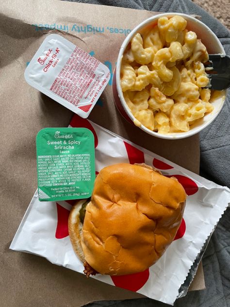 Chick Fil A Spicy Chicken Sandwich, Chickfila Mac And Cheese, Chick Fil A Mac And Cheese, Chick Fil A Mac And Cheese Recipe, Chick Fil A Aesthetic, Chick Fil A Chicken Recipe, Chick Fil A Chicken Sandwich, Mac And Cheese Chicken, Chicken Mac And Cheese