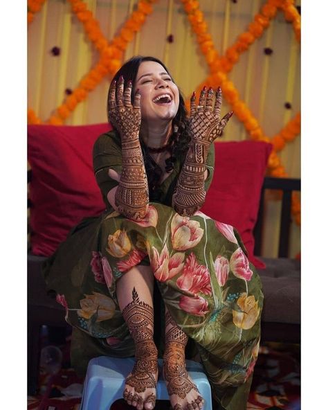 Pose For Bride, Mehendi Videos, Attractive Mehndi Designs, Mehendi Photography Bridal, Mehendi Ceremony Outfits, Modern Mehndi Design, Mehendi Photoshoot, Mehndi Pictures, Haldi Poses For Bride